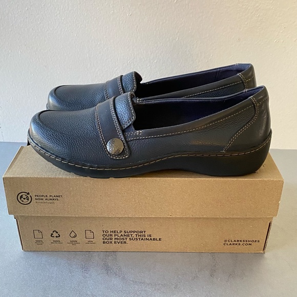 BRAND NEW CLARK LOAFERS COLOR NAVY - SIZE 9W - Picture 2 of 6
